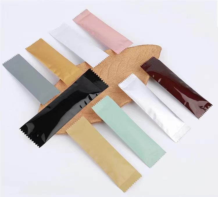 Assorted plain single-serve stick sachets on a round mat